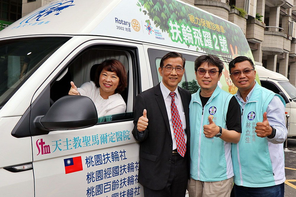 與專車合影
