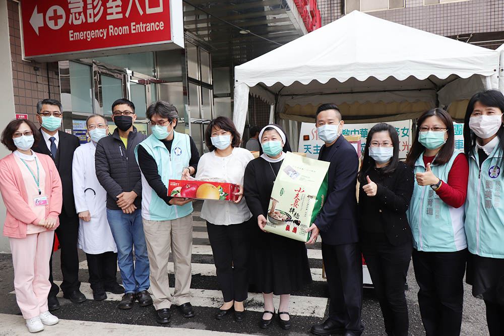 全民抗疫 感謝有您，感謝小夫妻食品公司、嘉義市政府、黃敏惠市長捐贈物資慰勞醫護人員