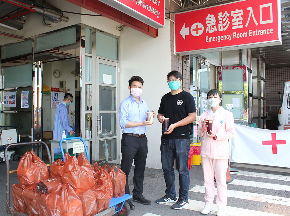 全民抗疫 感謝有您，感謝萬波島嶼紅茶手搖飲料、國立嘉義大學合作社捐贈物資慰勞醫護人員
