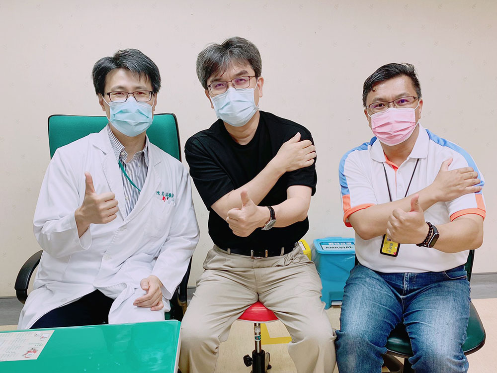 嘉市衛生局長不缺席，偕同教育處長施打AZ疫苗