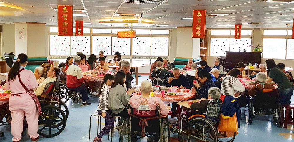 長輩圍爐迎新年，聖馬護理之家席開23桌