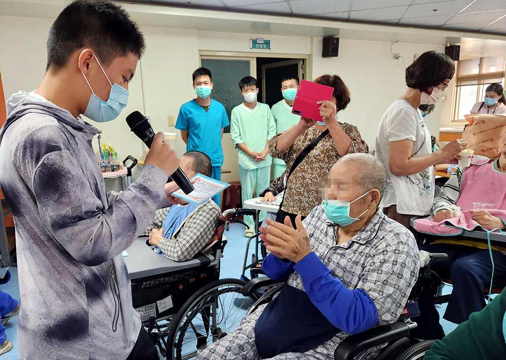 慶祝父親節  護理之家溫馨陪伴