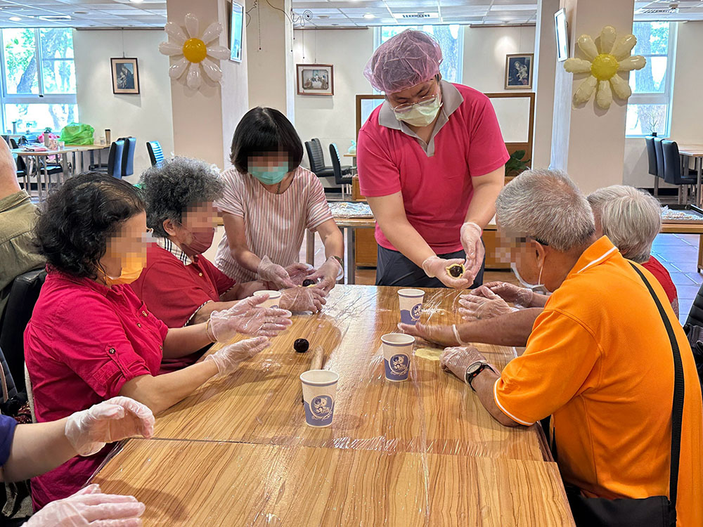 手作蛋黃酥飄香迎中秋 聖馬爾定陪失智病友重拾信心