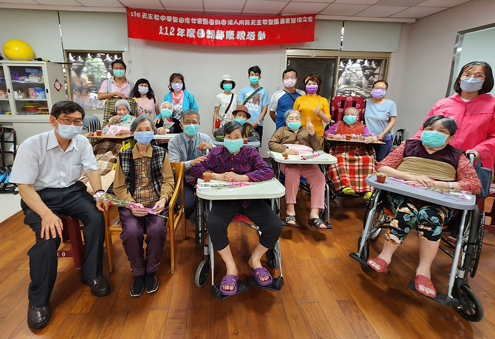 護理之家慶祝母親節  親子手作獻花表心意
