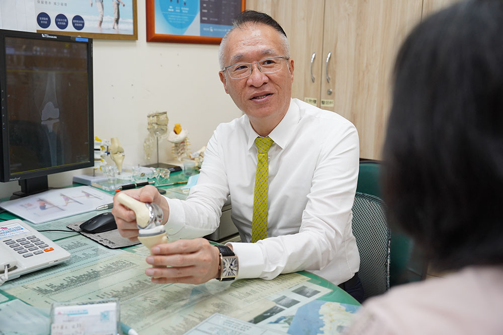 左膝退化嚴重不良於行  羅莎手術恢復靈活行動力